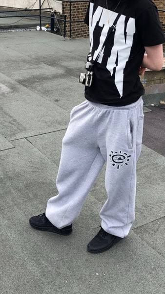 Uk Streetwear Men, Adwysd Joggers, Joggers Men Outfit, London Streetwear, Joggers Streetwear, Outfits Lazy, 90s Fashion Men, Boys Fits, Black Men Street Fashion