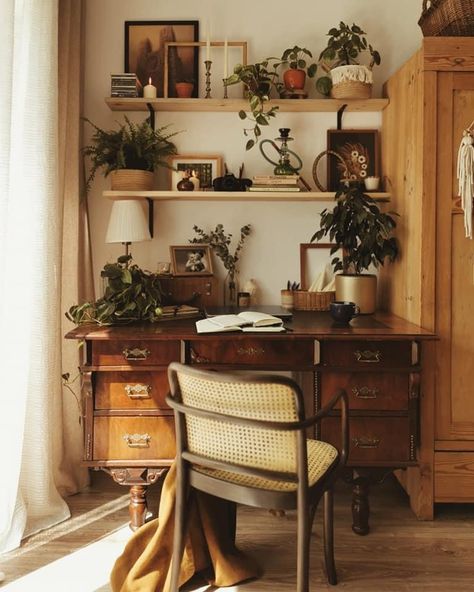 Antique Apartment Aesthetic, Cosy Academia, Study Interior, Aesthetic Bedrooms, House Models, Bohemian Cottage, Board Aesthetic, Interior Design Per La Casa, Hype House