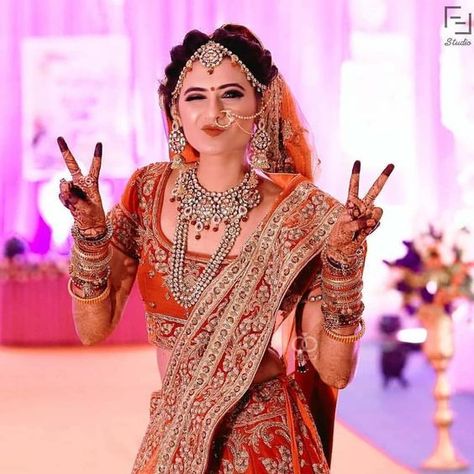 शादी की तस्वीरें, Indian Bride Photography Poses, Teen Patti, Indian Wedding Poses, Indian Wedding Bride, Indian Wedding Photography Couples, Bridal Photography Poses, Indian Bridal Photos, Indian Wedding Couple Photography