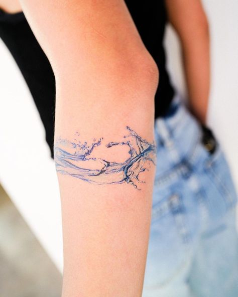 Minji seo en Instagram: “Water band 💦 . Booking for Los Angeles! Please contact me link in bio @guseul_tattoo *you must be 18 or older to schedule  * Design…” Water Armband Tattoo, Riverbank Tattoo, Wave Arm Band Tattoo, Ocean Water Tattoo, Water Theme Tattoo, Water Related Tattoos, Watercolor Wave Tattoo, Water Inspired Tattoo, Water Tattoo Design