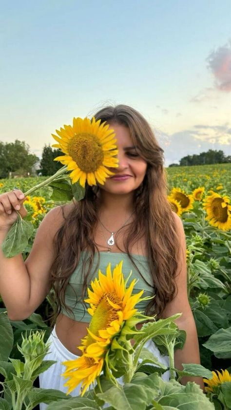 Sunflower Field Inspo Pics, Sunflower Picking Pictures, Pose With Sunflower, Sun Flower Photography Pictures, Poses With Sunflower, Poses For Pictures Instagram With Flowers, Sunflower Pics Photo Ideas, Photo Ideas In Flower Fields, Sunflower Picture Poses