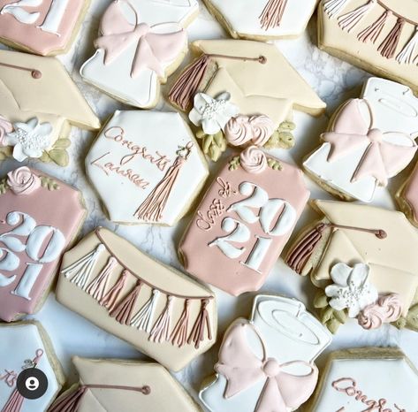 Boho Graduation, Grad Party Theme, Graduation Party Desserts, Floral Graduation Party, Graduation Party High, Crazy Cookies, Grad Party Decorations, Graduation Design, Graduation Cookies