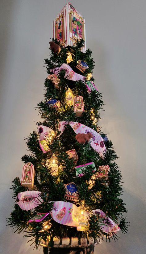 Honey Dukes Aesthetic, Honey Dukes Christmas Tree, Honeydukes Christmas Tree, Honey Dukes, Hp Christmas, Harry Potter Christmas Ornaments, Harry Potter Christmas Decorations, Harry Potter Ornaments, Harry Potter Christmas Tree