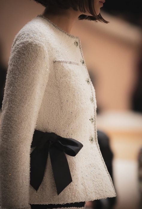 Chanel Formal Outfit, Chanel Haute Couture Dress, Jacket Inspiration, Estilo Ivy League, Boutique Names, Mode Chanel, Chanel Dress, Chanel Jacket, Fashion Chanel