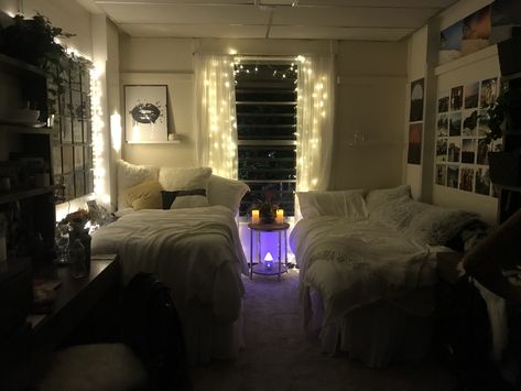 University of Miami freshman dorm 2 Bed In One Room Ideas, University Rooms, Student Bedroom, Pink Plants, Diy Dorm, Dorm Room Styles, Freshman Dorm, Dorm Design, White Room Decor