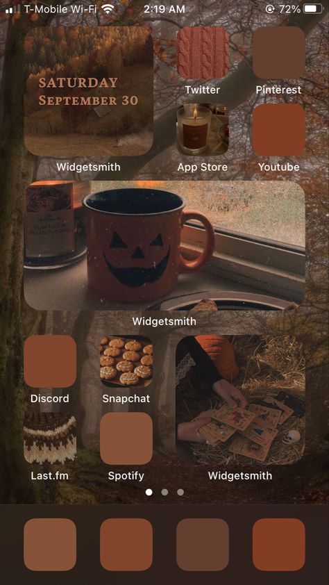 Aesthetic Halloween Iphone Layout, Fall Theme Iphone Homescreen, Fall Themed Lock Screens, Fall Theme Iphone Layout, Fall Asthetic Widgets Iphone, Spooky Phone Aesthetic, Fall Wallpaper Aesthetic Home Screen, Autumn Wallpaper Home Screen, Fall Iphone Layout Ideas