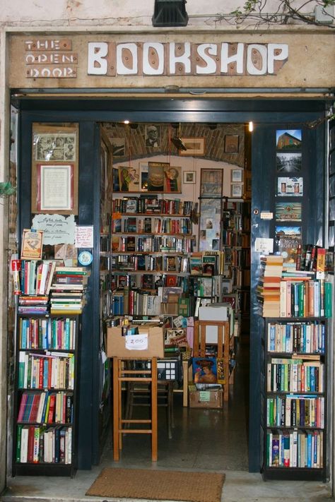 Used Bookstore, Book Shops, Drømme Liv, Book Bar, Book To Read, On The Plane, Book Shop, Open Door, Book Reader