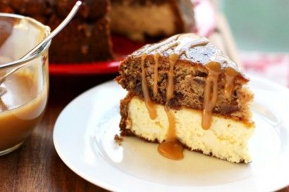 sticky toffee pudding cheesecake with caramel drizzle Toffee Caramel No Bake Cheesecake, Pudding Cheesecake, Date Pudding, Toffee Sauce, Toffee Pudding, Sticky Toffee Pudding, Sticky Toffee, Creamy Cheesecake, Chocolate Cheesecake