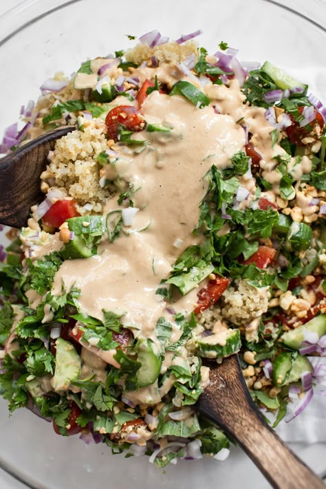 This healthy cold Thai quinoa salad makes a delicious light lunch. You will love the peanut lime dressing! A great simple vegan/vegetarian salad for meal prep! Thai Quinoa Salad, Vegan Camping Food, Thai Quinoa, Salad Quinoa, Vegetarian Salad, Quinoa Salad Recipes, Lime Dressing, Vegan Salad, Quinoa Recipes