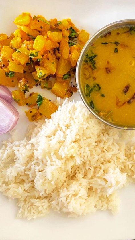 Dal Chawal Snapchat, Diet Food Snap, Dal Chawal, Lunch Snap, Tiffin Recipe, Foodie Pics, Homemade Lunch, Vegetarian Fast Food, Vegetarian Snacks Recipes