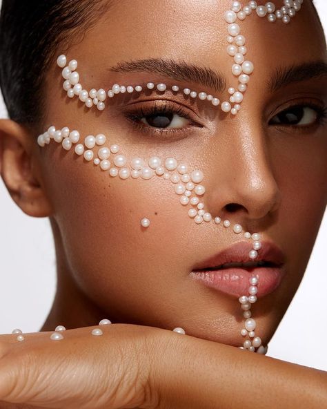 Artsy Makeup Look, Retouch Photoshop, Pearl Makeup, Fashion Show Makeup, Artsy Makeup, Pearls Photography, Goddess Aesthetic, Pearl Fashion, Glitter Eye Makeup