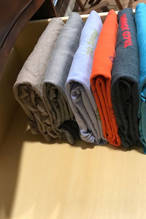 Folding Tee Shirts, Shirt Folding Trick, House Room Design, T Shirt Storage, Elegant Laundry Room, Shirt Storage, Shirt Organization, T Shirt Folding, Tshirt Organization