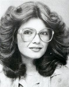 Late 1970-s-hairstyle & oversized glasses 1970 Hairstyles, 1970 Hair, 70s Hair Styles, 70s Hair And Makeup, 70s Hairstyles, 1970s Hairstyles, 70s Hair, Costume Noir, Roll Hairstyle