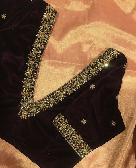 Blouse Back Neck Designs Silk Saree Work, Black Welwet Blouse Designs, Blouse Velvet Designs, V Neck Maggam Work Blouses, Velvet Blouse Aari Work Design, Welwet Blouse Designs Latest Stylish, Black Blouse Maggam Work Designs, Dola Silk Saree Blouse Design, Black Maggam Work Blouse Designs