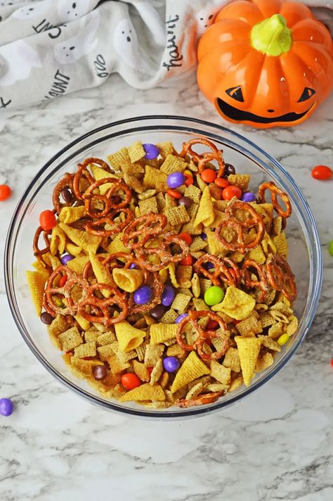 Halloween Chex Mix Recipe - Planning Inspired Halloween Chex Mix Recipes, Halloween Stuffed Peppers, Halloween Party Mix, Chex Mix Recipes Sweet, Party Mix Recipe, Homemade Chex Mix, Halloween Snack Mix, Chex Mix Recipe, Easy Halloween Food