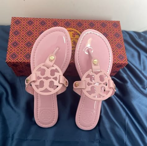 Tori Burch Pink Casual Slippers Pink Tory Burch Sandals, Tory Burch Sandals Outfit, Tori Burch Sandals, Tory Burch Slippers, Tory Burch Slides, Tori Burch, Pretty Sandals, Pink Toes, Pretty Shoes Sneakers