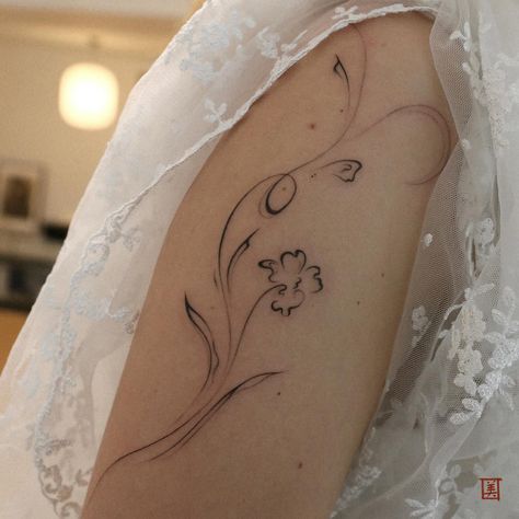 Flowers With Leaves Tattoo, Pretty Leaves Tattoo, Abstract Tattoo Flower, Flowy Flower Tattoo, Flowy Tattoo Design, Flower Tattoo Aesthetic, Around The Arm Tattoo, Dancing Flower Tattoo, Flowy Tattoo