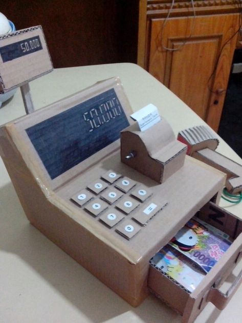 Cash Register Machine from cardboard Diy Cardboard Toys, Templat Kotak, Cardboard Crafts Kids, Spool Tables, Aktiviti Kanak-kanak, Cardboard Crafts Diy, Cardboard Box Crafts, Cardboard Toys, Wood Spool