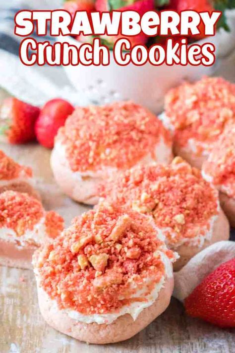 Strawberry Crunch Cookies, Mmm Cookies, Baked Bars, Oreo Crunch, Flavored Cookies, Crunch Topping, Fruity Cookies, Crumble Cookie Recipe, Strawberry Crunch Cake