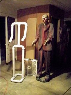 Budget Decorating. L Easy Diy Halloween Decorations, Casa Halloween, Pvc Pipes, Adornos Halloween, Halloween Zombie, Fun Halloween Decor, Halloween Yard, Easy Diy Halloween, Theme Halloween