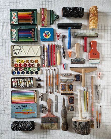 Vintage art supplies lay down on a table in the artist studio. Brushes, pencils, stamps, and mark making tools Vintage Art Supplies Aesthetic, Abstract Art Supplies, Art Supply Aesthetic, Art Set Up, Art Materials Aesthetic, Aesthetic Art Supplies, Art Supplies Aesthetic, Packaging Moodboard, Vintage Art Supplies