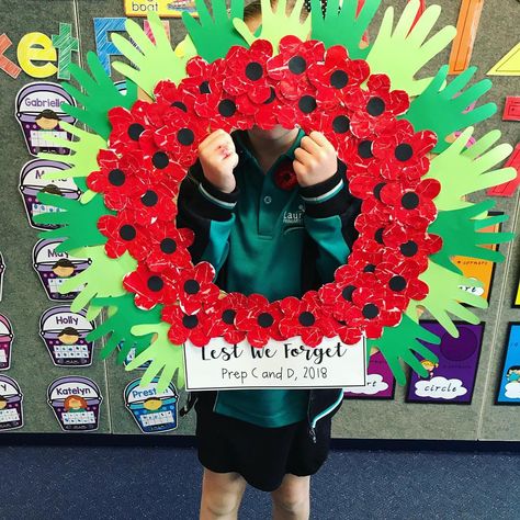 Rememberance Day Wreath Craft, Remembrance Day Door Decorations, Remember Day Craft, Poppy Wreath Craft, Anzac Wreath Craft, Poppy Wreath Diy, Remembrance Day Crafts For Kindergarten, Anzac Day Wreath, Remembrance Day Wreath School