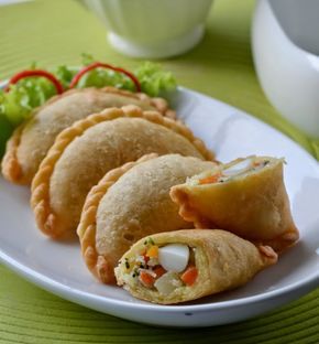 Gizi dan Kuliner by Budi: Pastel Isi Ragout Ayam Dessert Empanadas Recipe, Resipi Kek, Quick Cooking Recipes, Tandoori Masala, Indonesian Cuisine, Makanan Diet, Asian Desserts, Indonesian Food, Culinary Recipes