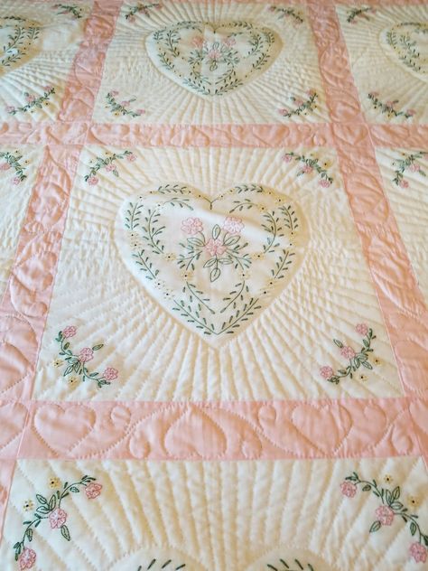 Coquette Quilt, Shabby Chic Quilts, Soft Quilt, Heart Quilt Pattern, Sewing Machine Projects, Wedding Quilt, Cute Quilts, Embroidered Quilts, Pink Quilts