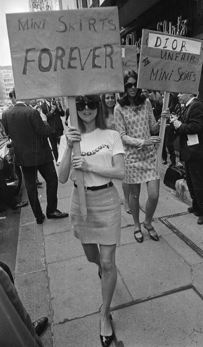 Pro-mini skirt sirls protesting against "Dior style" clothing on the street of London in 1960s. They look very modern, their outfits fit in with any closet nowadays. Stile Pin Up, Skirt Labuh, 60s Aesthetic, Mode Retro, Rok Mini, Mary Quant, Dior Forever, Swinging Sixties, Skirt Denim