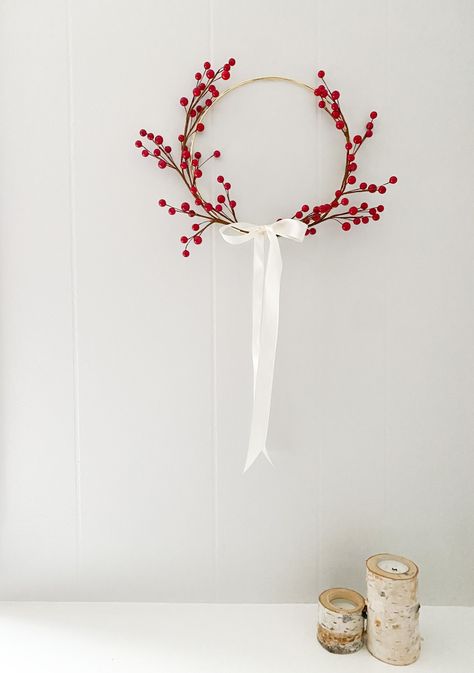 Christmas Hoop Wreath Ideas, Wreaths For Inside Decor, Christmas Hanging Wreath, Minimalist Wreath Diy, Red Christmas Home Decor, Simple Christmas Door Decor, Christmas Door Decor Ideas For Home, Diy Cabinet Wreath, Minimalist Wreath Christmas