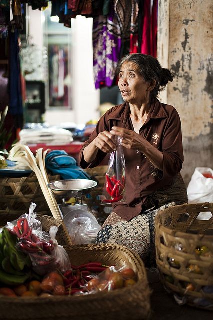 Market woman in Ubud (Petulu, Bali). Early in the morning you can buy your daily groceries, later the market transforms into a souvenir market - Photo ©Demis de Haan Ubud Market, Videography Ideas, Voyage Bali, Bali Lombok, Monkey Forest, Third World Countries, Traditional Market, Early In The Morning, People Of The World