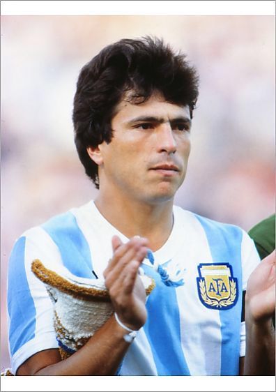 Daniel Passarella of Argentina at the 1982 World Cup Finals. World Cup Photos, Daniel Passarella, 1982 World Cup, British Football, Retro Sport, World Cup Final, Sports Photos, Football League, Fifa World Cup