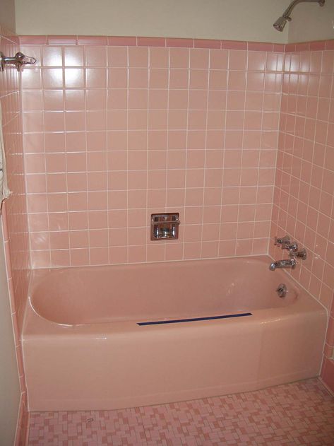 Old Pink Tile Bathroom Ideas, Vintage Pink Tile Bathroom, Pink Tile Bathroom Ideas, Pink Vintage Bathroom, Pink Bathroom Vintage, Pink Tile Bathroom, Pink Bathtub, Pink Bathroom Tiles, Retro Pink Bathroom