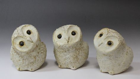 Japanese pottery - Shigaraki Three owl ornaments from Hechimon collection Carved Ceramics Ideas, Pottery Sculpture Ideas, Owl Pottery, Clay Owl, Clay Birds, Pottery Animals, Pottery Handbuilding, Owl Ornament, Sculpture Ideas