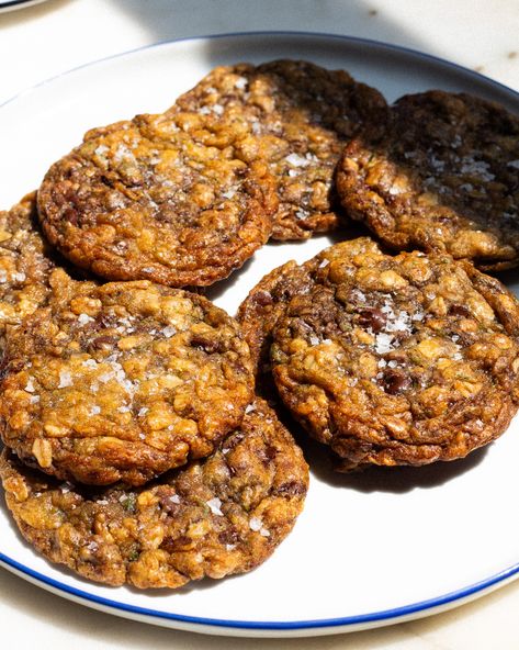 Sticky Oaty Zucchini Cookies Sticky Oat Zucchini Cookies, Zucchini Cookies Recipes, Justine Snacks, Zucchini Chocolate Chip Cookies, Justine Doiron, Quinoa Snacks, Zucchini Desserts, Biscoff Cupcakes, Zucchini Cookies