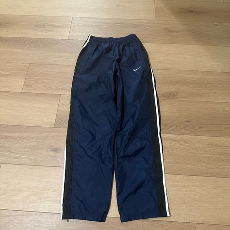 Baggy Vintage Nike TrackPants Vintage Nike Parachute Pants, Nike Baggy Pants, Nike Parachute Pants, Nike Trackpants, Cottagecore Grunge, Old Nikes, Nike Track Pants, Pants Baggy, Outfit Streetwear