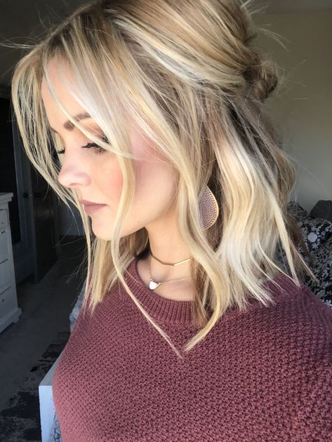 Half up wavy medium length hairstyle Blonde Lob Hair, Cute Blonde Hair, Beautiful Blonde Hair, Cool Blonde Hair, Dyed Blonde Hair, Lob Hairstyle, Fishtail Braid, Shoulder Length Hair Cuts, Hair Styles 2017