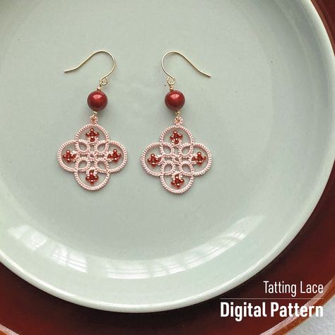 This page sells only the Earrings pattern. The set of necklace and earrings is also available. This is a digital pattern for tatting lace that can be downloaded immediately after purchase. The pattern is written in English and Japanese. Please note that printed copies will not be sent. This pattern is a separate volume of 'Tatting Lace, Marmelo Pattern Book 1' released in 2021.  materials: Silk buttonhole thread (Daikoku Shigyo Silk lace thread pink 13, size #16, similar to size 40 cotton thread Tatting With Beads, Needle Tatting Tutorial, Tatted Jewelry, Tatting Shuttles, Thread Beads, Shuttle Tatting, Shuttle Tatting Patterns, Tatting Earrings, Earrings Pattern