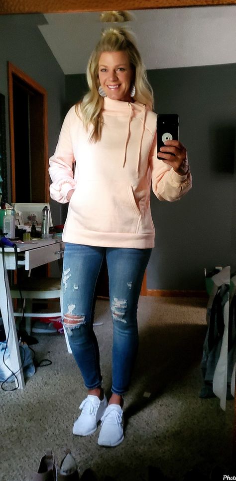 Image Stylist shows how to wear a sweatshirt and jeans to make a lot together look! Peach Sweatshirt Outfit, Sweat Shirt Outfits With Jeans, Jeans And Sweatshirt Outfit, Peach Shirt Outfit, Sweatshirt And Jeans Outfit, Jeans And Sweatshirt, Image Consulting, Color Outfits, Pullovers Outfit