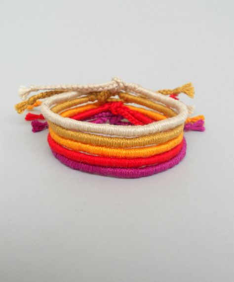 Wishing Bracelets, Rat Jewellery, Style Hippie Chic, Floss Bracelets, Yarn Bracelets, Cotton Bracelet, Handmade Boho Jewelry, Bracelet Fil, Friendship Bracelets Designs