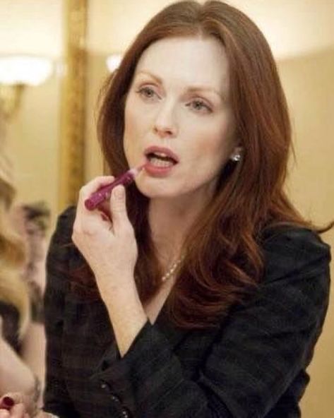 Monday’s Poker Face: Always bluffing... | #sundayscaries #mood #juliannemoore #juliaroberts #jodiecomer #calistaflockhart #moodboard Julianne More, Older Actresses, Sugar Mummy, Septième Art, Julianne Moore, Girlie Style, Fav Characters, Female Actresses, Redhead Girl