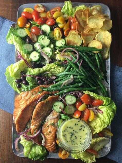 Salad Platters, Summer Entrees, Sweet Potato Crisps, Salad Inspiration, Spring Dinner, Mediterranean Salad, Idee Pasto Sano, Graduation Celebration, Mahi Mahi