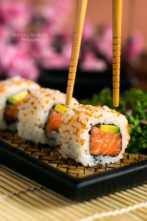 Sushi Roll Photography, Food Photography Asian, Sushi Photography Ideas, Sushi Photography Food Art, Sushi Photography Instagram, Food Photography Sushi, Sushi Food Photography, Foto Sushi, Sushi Photography