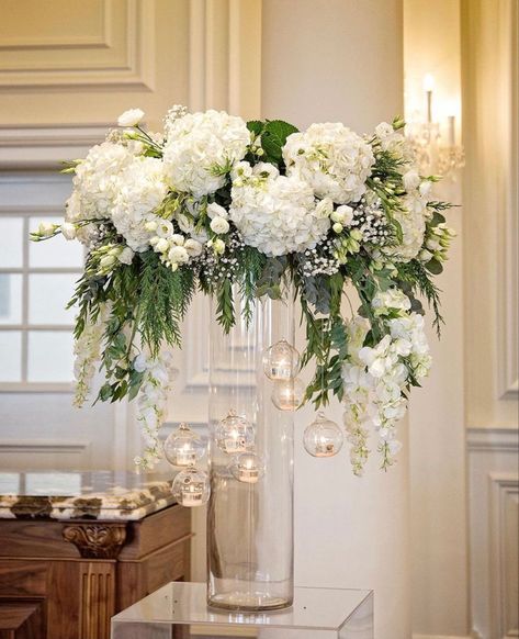 Table Centre Pieces Wedding, Gay Wedding Ideas, Wedding Foliage, Ceremony Styling, Green Wedding Decorations, White Flower Arrangements, Floral Styling, Wedding Decor Inspiration, Wedding Flower Decorations