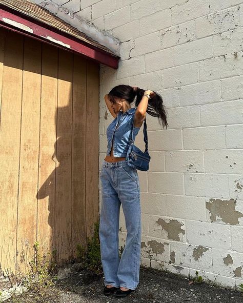 Jean Purse Outfit, Denim Handbag Outfit, Denim Purse Outfit, Mini Purse Outfit, Denim Bag Outfit, Fall Denim Outfits, Denim Outfit Aesthetic, Double Denim Outfits, Denim Fall Outfit