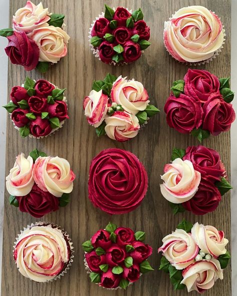 Red Flower Cupcakes Ideas, Cupcake Anniversary Ideas, Burgundy And Blush Cupcakes, Maroon And Gold Cupcakes, Wedding Cupcakes Burgundy, Anniversary Cupcakes Ideas, Maroon Cupcakes, Anniversary Cupcake Ideas, Artistic Cupcakes