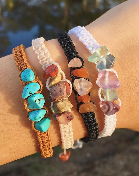 Crystal Macrame Bracelet / Crystal Bracelet /Crystal Chip | Etsy Chip Stone Bracelet, Crystal Chips Ideas, Crystal Bracelet Ideas, Bracelet Square Knot, Crochet Bracelet Patterns, Stone Chip Bracelet, Makka Pakka, Square Knot Bracelet, Crystal Chip Bracelet