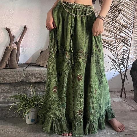 PuzzleStack - Etsy France Vintage Hippie Outfits, Boho Witch Outfits, Earthy Clothing Style, Forest Core Outfits, Long Flowy Skirt Outfit, Fairy Core Skirt, Maxi Skirt Aesthetic, Boho Core, Hippie Clothes Aesthetic