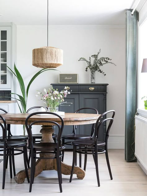 Black Dining Chairs For Under $200 - The Home I Create Scandinavian Dining Room, Black Chairs, Black Dining Room, Hus Inspiration, Dining Room Small, Dining Room Inspiration, The Dining Room, Farmhouse Dining, Dining Room Design