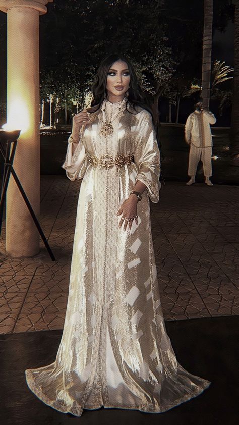 Moroccan Clothing Woman Traditional, Morrocan Girls Outfits, Kaftan Aesthetic, Mena Aesthetic, Moroccan Dress Modern, Fits Modest, Moroccan Wedding Dress, Kaftan Wedding Dress, Silk Dresses Outfit